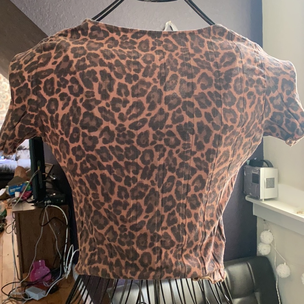 🔴 - American Eagle cheetah print tee - Picture 3 of 4